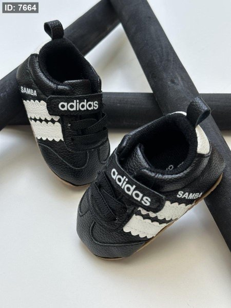 حذاء adidas